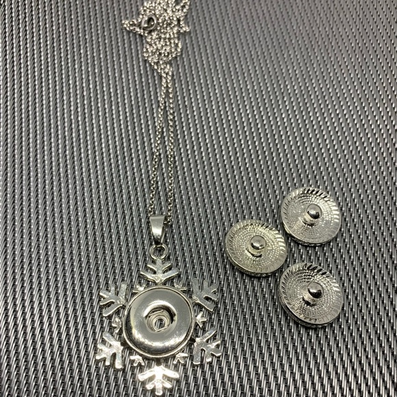 ✨Snowflake Snap Button Charm Necklace - Comes with ALL 3 Charms - Picture 3 of 5